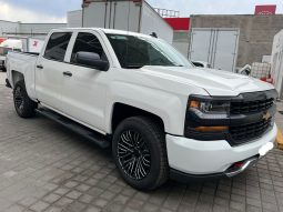 Chevrolet Silverado 4 x 4 full